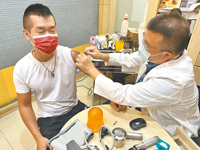 高端流感疫苗今年搶在公費疫苗開打前，針對19到49歲非公費族群，提供200劑流感疫苗免費接種。（施勝桓提供／馮惠宜台中傳真）