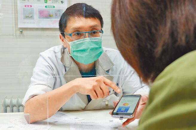 嘉義市嘉基醫院藥師楊鎰澤為多國語音藥袋編寫程式。（嘉基醫院提供／廖素慧嘉市傳真）