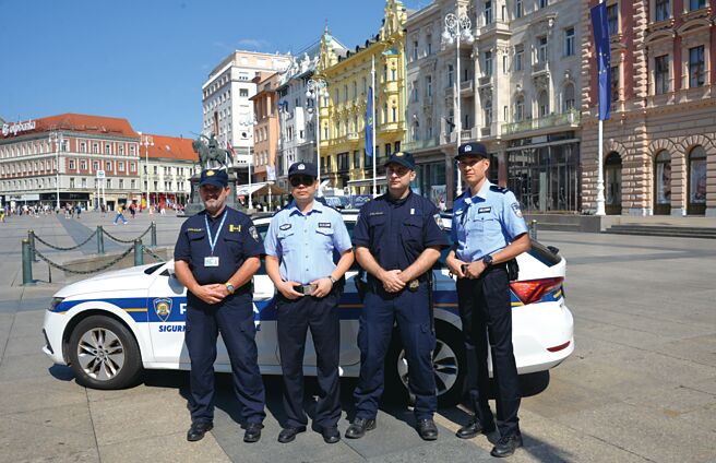 中國近日宣布，將在2025年培訓約3000名外國警察，並派遣警務顧問協助。圖為中國和克羅埃西亞警察進行聯合巡邏。（新華社）