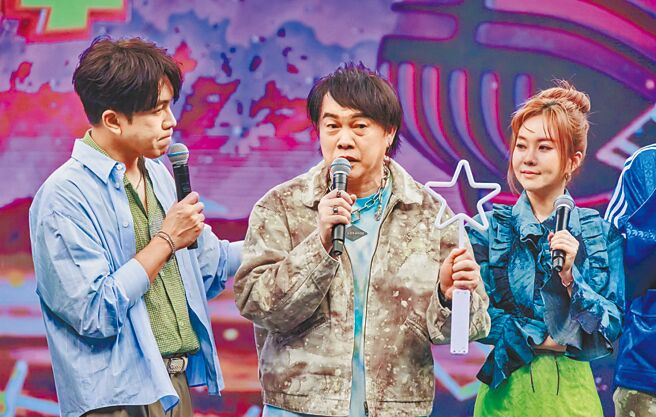 康康（中）在《綜藝一級棒》回憶往事落淚，許志豪（左）、杜忻恬暖心安慰。（中視提供）