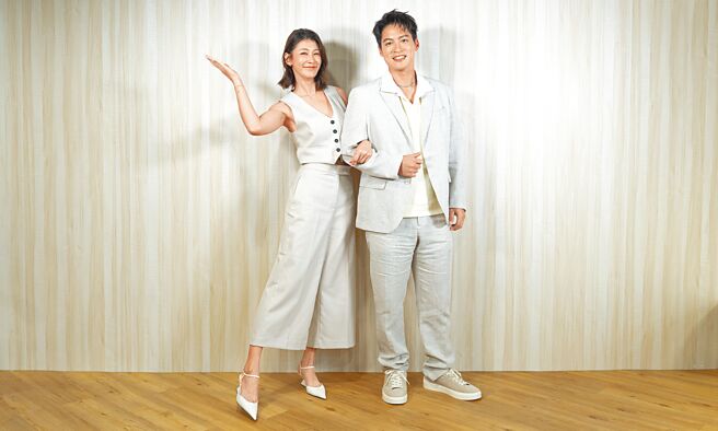 赵孟姿（左）、许孟哲是演艺圈内的甜蜜夫妻，近日首次搭檔主持潜水节目。（KKTV提供）