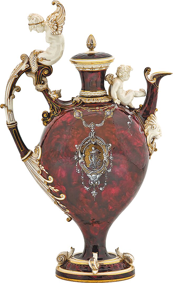 《布洛瓦帶蓋長頸壺》，塞弗爾國家瓷器廠於1883至1884年製造。（巴黎裝飾藝術博物館提供）