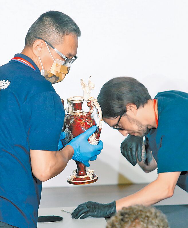 「大美不言」特展開箱記者會後，專業人員小心翼翼地將展出的《布洛瓦帶蓋長頸壺》裝箱。（范揚光攝）