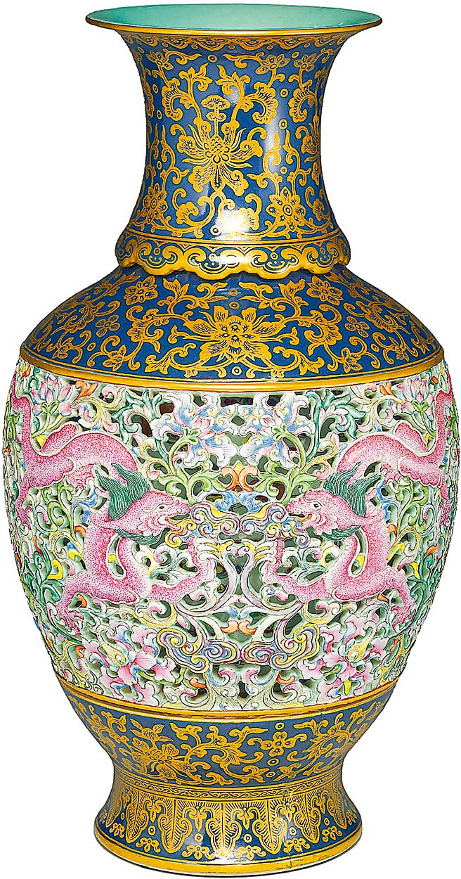 《清乾隆洋彩玲瓏轉旋瓶》，1736年至1795年間製造。（國立故宮博物院提供）