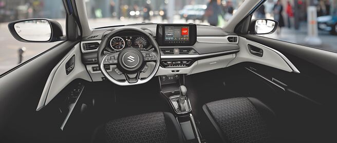 儀表控台全新設計，中央9吋多功能懸浮式中控螢幕為中文化介面，並支援無線Apple CarPlay、Android Auto，讓視線更直覺、操駕更安全。（TAIWAN SUZUKI提供）
