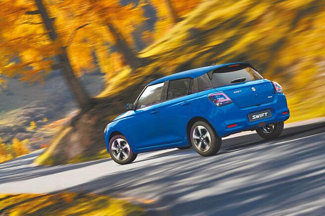 車尾兩側C字開口朝外LED造型尾燈，是這代SWIFT新特徵，圖為BLUE車色。（TAIWAN SUZUKI提供）