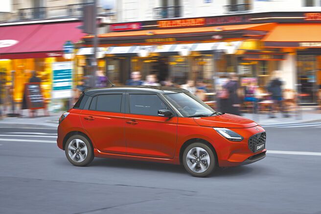 車側以俐落腰線貫穿前後，一氣呵成，圖為CANDY RED／BLACK雙色車款。（TAIWAN SUZUKI提供）