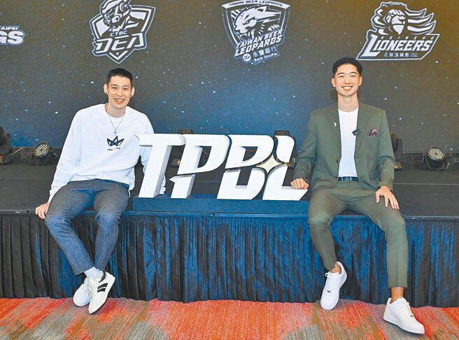 新北国王林书豪（左）和台新战神雷蒙恩19日出席TPBL赛季开季记者会，并一同合影。（罗永铭摄）