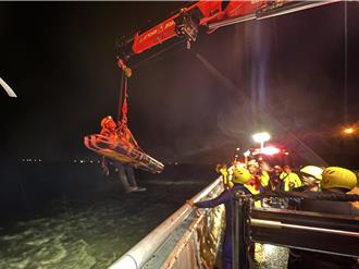 大甲溪抓毛蟹遇大雨溪水暴漲    男女受困沙洲吊掛救出