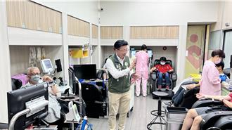 迎党庆办捐血  绿台南市党部主委郭国文领党公职做公益