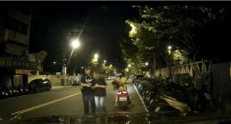 載女同事就醫連闖紅燈遭攔    警暖心秒「接手」3分鐘內送抵