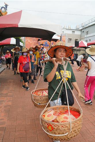 传承200年台南「担水饼」今登场 600人挑扁担绕行仁德老街