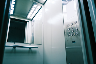 7旬翁電梯內失禁 影片遭傳社區群組公審！陸男泣：逼父走上絕路