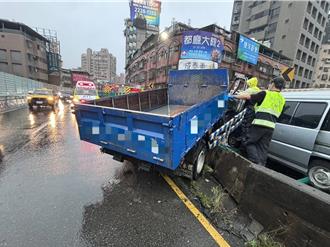 台1线高架三重段又出事！  货车打滑自撞分隔岛衝对向