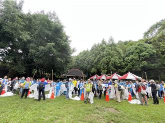 400志工齊聚東勢林場 清除小花蔓澤蘭助弱勢童教育