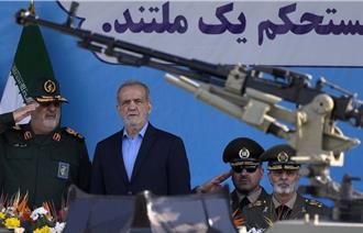 中東緊張局勢升級之際 伊朗閱兵大秀新型飛彈、無人機