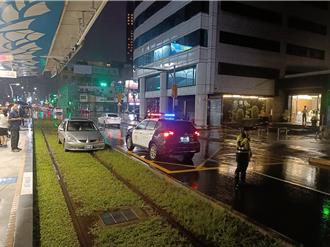 高雄轎車衝入輕軌站動彈不得！ 緊急啟動公車接駁疏運