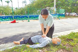 工人胸悶倒地 護理師CPR加AED救命