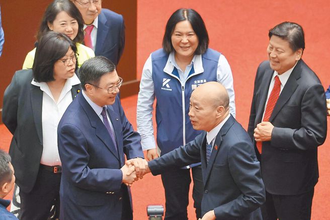 立法院上会期结束时，行政院长卓荣泰（左二）前来立法院致意并与院长韩国瑜（右二）握手。（本报资料照片）