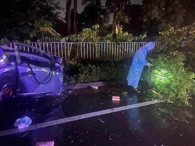 高屏大桥上轿车高速撞护栏严重毁损，驾驶昏迷送医。(屏东消防局提供)