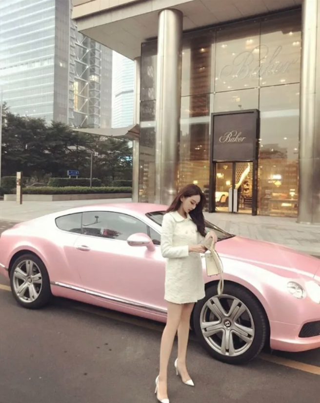 叶珂曾公开名贵跑车。（图／翻摄自叶珂小红书）