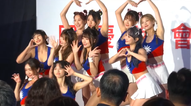 北市府举行国庆晚会记者会，邀请双十应援国旗装活力啦啦队表演。（截自中时新闻网直播）
