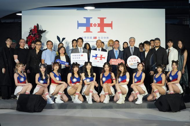 北市府举行国庆晚会记者会，邀请双十应援国旗装活力啦啦队与伊林名模身穿永续服装品牌展演走秀。（台北市政府提供）