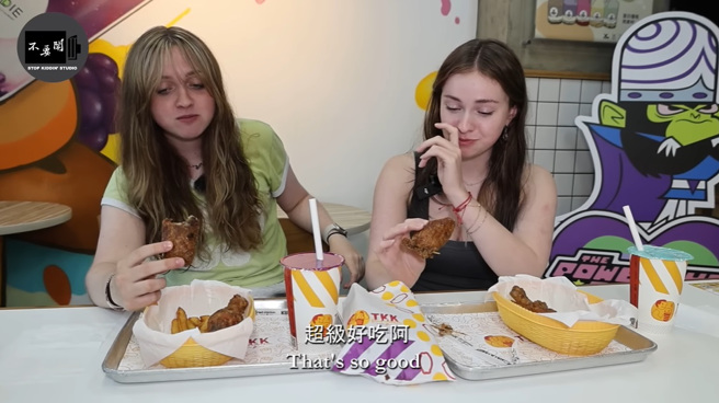 牛津大学生Liv（左）与Lauren（右）大讚顶呱呱品质好又美味。（图／翻摄自《Stopkiddinstudio》YouTube频道）
