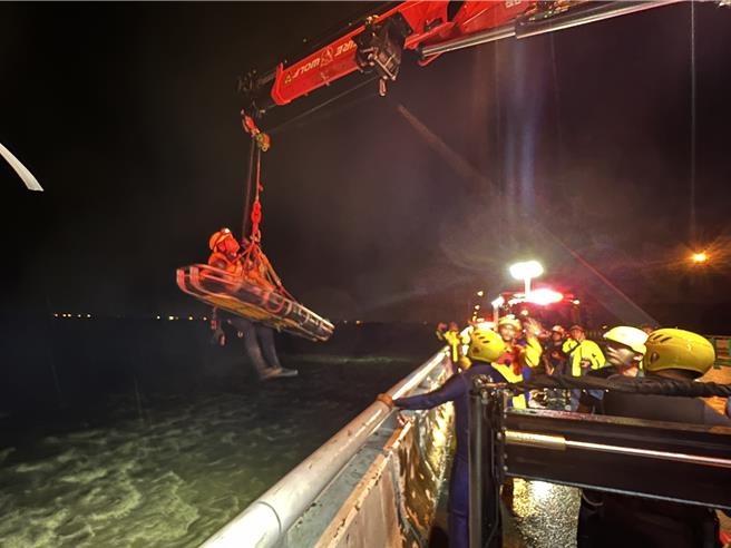 消防人员利用绳索将受困沙洲的男女吊挂救出，所幸都未受伤。（照片由台中市消防局提供）