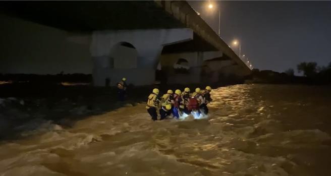 因昨晚降雨，造成大甲溪桥下溪水湍急，消防人员冒险挺进救援。（照片由台中市消防局提供）