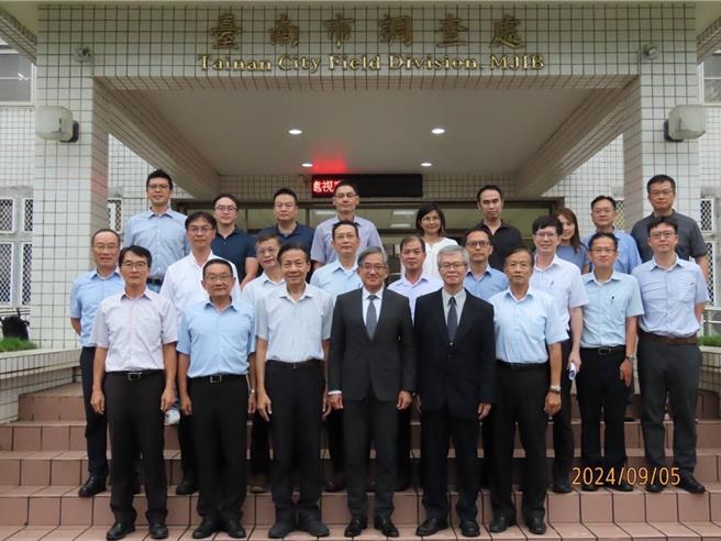 适逢中秋佳节，调查局局长陈白立于今年9月5日、9月9日、16日及20日在秘书室主任陪同下，亲赴台南市调查处、台北市调查处、新北市调查处、北部地区机动工作站、桃园市调查处、臺中市调查处、中部地区机动工作站、航业调查处臺中站及彰化县调查站，对侦办电信网路诈欺案件及绿能案件有功团队进行慰勉并颁发加班费。（图调查局提供）