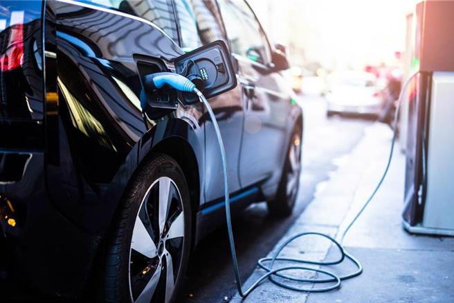 美国拜登政府宣布，将向美国公司提供超过30亿美元的奖励资金，以促进用于电动车的先进电池和其他材料的国内生产。（示意图／达志影像／shutterstock）