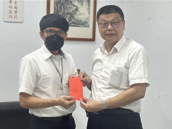 台鐵公司董事長杜微（右）送紅包給遭毆站務員（左）壓壓驚。（台鐵公司提供／蔡明亘台北傳真）