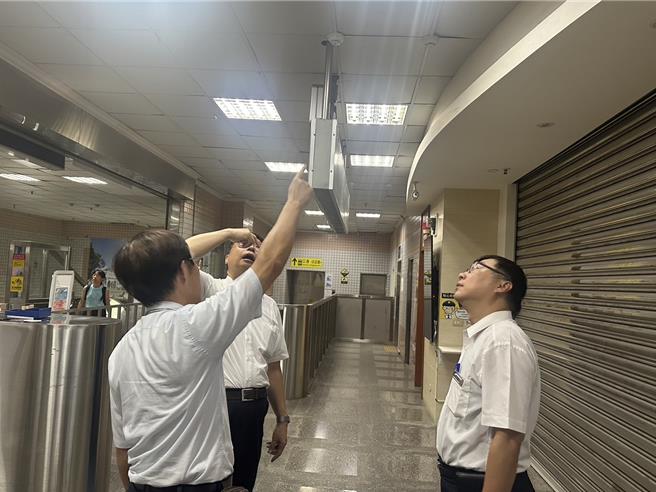 台鐵公司董事長杜微檢查羅東站內相關安全設備。（台鐵公司提供／蔡明亘台北傳真）