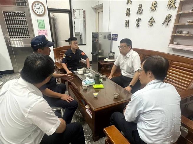 台鐵公司董事長杜微拜會鐵路警察羅東派出所。（台鐵公司提供／蔡明亘台北傳真）