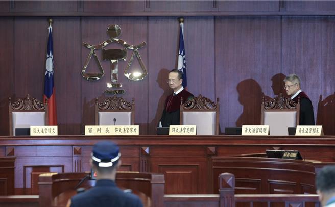 王信福等37名死囚認為死刑違反憲法平等權、生存權、比例原則，聲請法規範憲法審查。憲法法庭4月23日言詞辯論終結，司法院憲法法庭20日宣判有條件合憲；圖中為審判長、大法官許宗力。（郭吉銓攝）