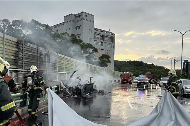新竹县东科陆桥发生特斯拉电动车火警，消防人员扑灭火势，全车烧成一堆废铁。（新竹县消防局提供／罗浚滨新竹传真）