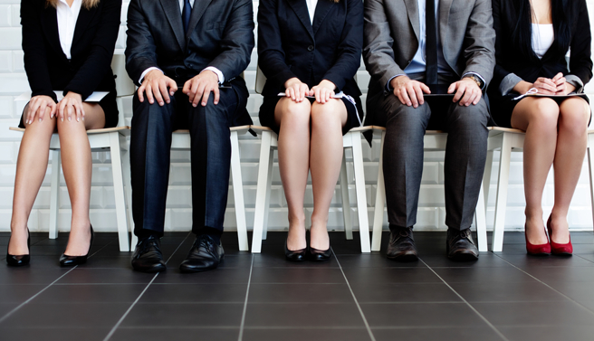 面試官問「什麼東西左手能拿，右手卻拿不起來？」其中一名女子回答右手，並解釋原因，當場被錄取。（圖：shutterstock／達志）