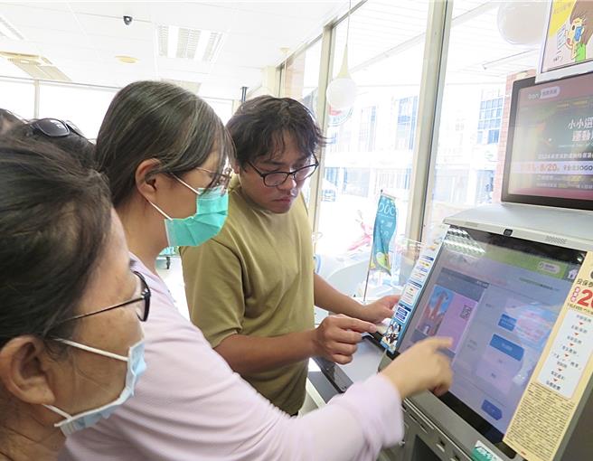 「在地影音明信片」特色课程，将湖内区在地知名景点如海埔教会、番茄会社等转化成图像创作，制作出精彩生动的「影音明信片」，让人共赏与惊艳湖内之美。（高雄市教育局提供／林雅惠高雄传真）