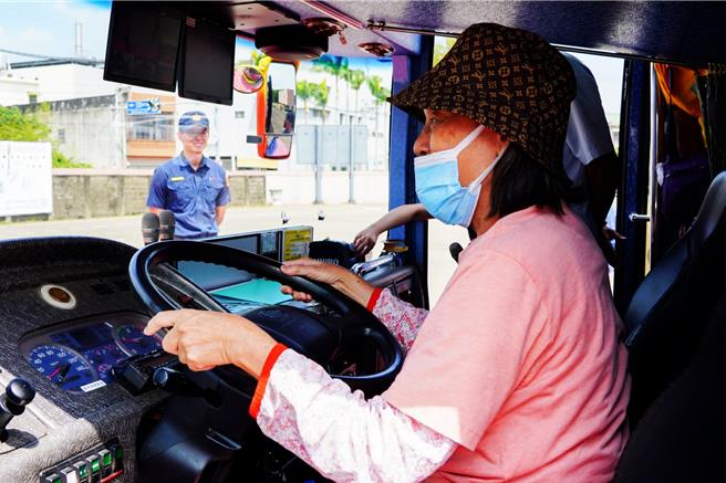 新竹縣政府教育局響應9月交通安全月，日前攜手路老師、交通隊帶領鹿鳴社區長輩至新竹區監理所，坐上大型車親自體驗何謂「我看得見你，你看不見我！」（新竹縣政府提供／羅浚濱新竹傳真）
