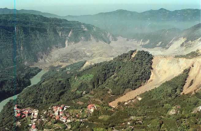 草岭西侧发生大规模崩山，面积广达数百公顷，简家就位于崩括的山头土石中。(中时资料库)