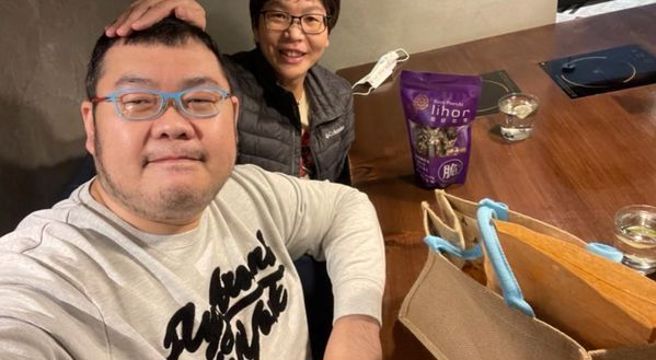 蔡壁如2022年1月在臉書貼出摸四叉貓頭的合照，就引發不少支持者不滿。（翻攝自蔡壁如臉書）