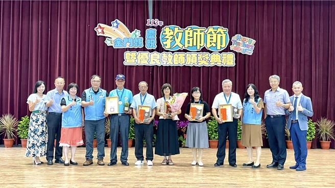 金門縣政府今日上午假藝文活動中心隆重舉行「2024年教師節優良教師頒獎表揚大會」，副縣長李文良（左四）感謝所有老師們平日默默耕耘，犧牲奉獻，並和上台領獎的老師合影留念。（圖／金門縣政府）★《中時新聞網》關心您：飲酒過量，有礙健康。酒後不開車，安全有保障！
