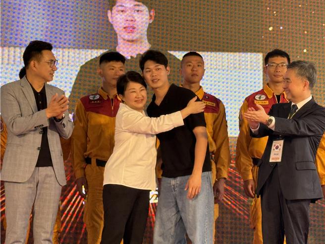 适逢921大地震25周年，台中市长卢秀燕21日上午赴雾峰921地震园区出席「救甘心感谢式」，幸存者张景闳也到场感谢救援单位，卢秀燕献上拥抱。（潘虹恩摄）