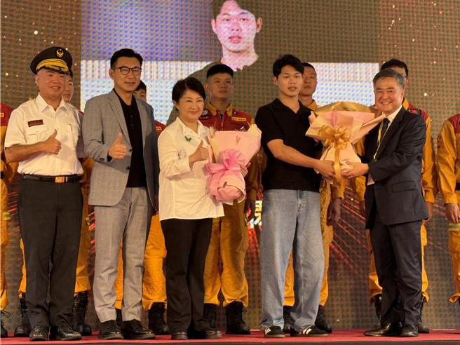 适逢921大地震25周年，台中市长卢秀燕21日上午赴雾峰921地震园区出席「救甘心感谢式」，幸存者张景闳也到场感谢救援单位。（潘虹恩摄）