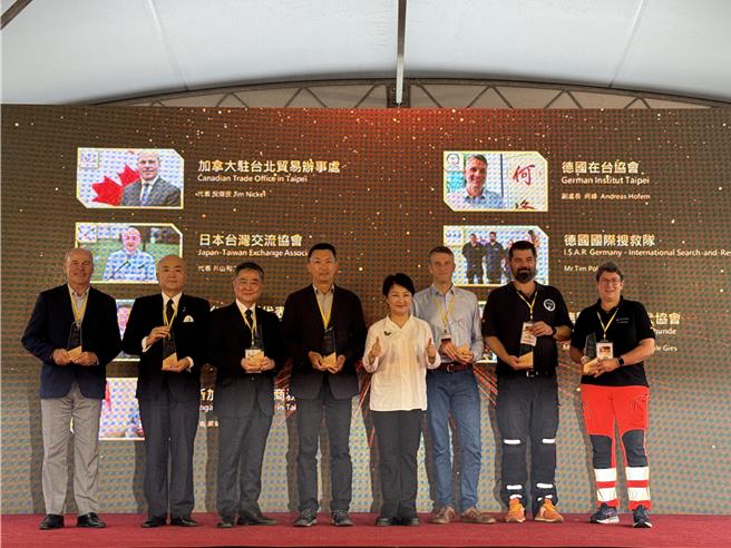 适逢921大地震25周年，台中市长卢秀燕21日上午赴雾峰921地震园区出席「救甘心感谢式」，颁发感谢纪念品予当年协助救灾的国内外单位。（潘虹恩摄）