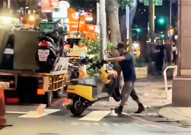 高雄騎樓停車遭拖吊惹議，警方說要留意是否有「騎樓禁停」牌面以免遭罰。（翻攝自「社會事新聞影音」／任義宇高雄傳真）