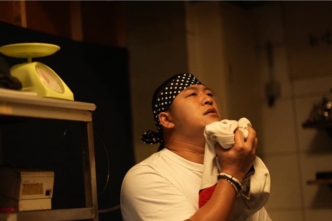 草爷在剧中有严重的恋物癖，偷闻别人球衣。（壹壹影业提供）