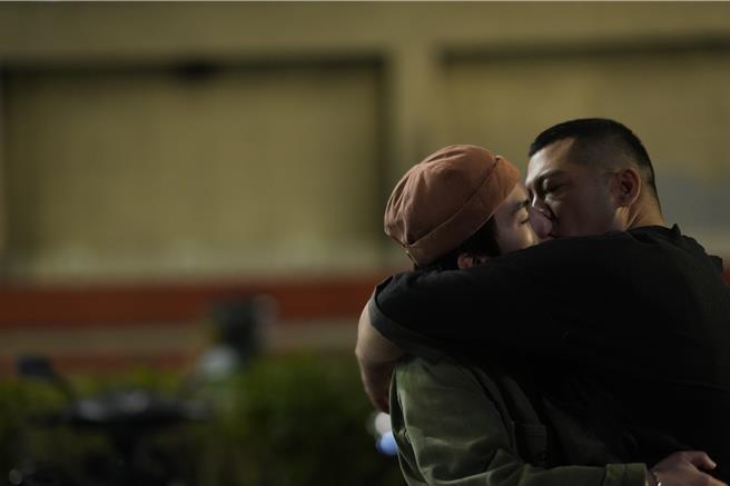 巫建和（左）、草爷饰演一对男男情侣。（壹壹影业提供）