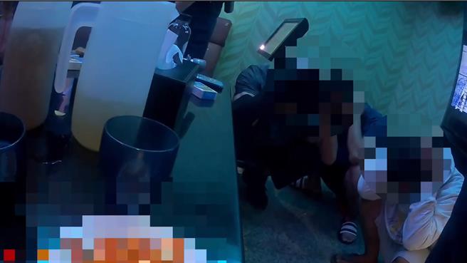 警方在KTV包厢查获3名窃嫌，并喝令3人蹲在地上双手抱头。（警方提供）